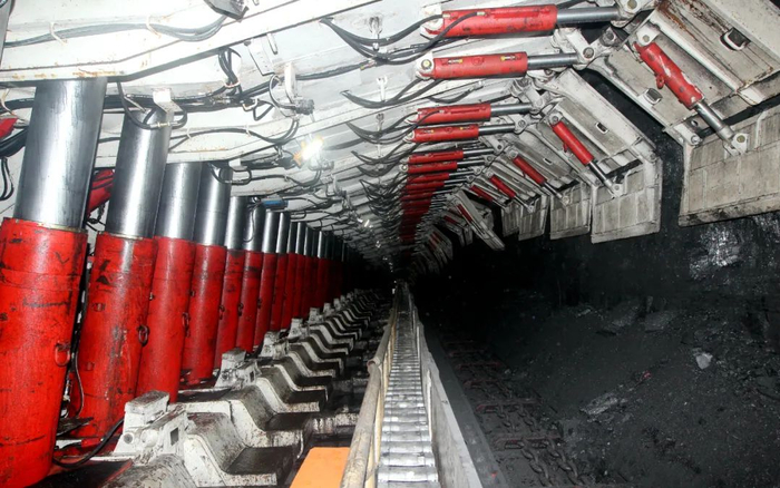 山西焦煤西山煤电马兰矿18501智能化综采工作面。张鹏 摄