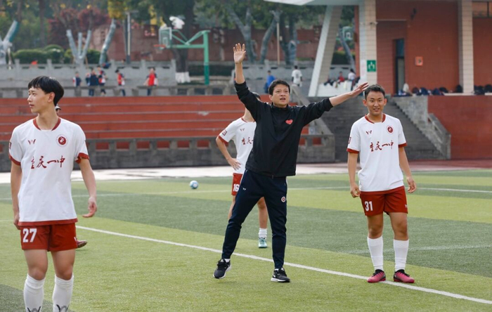魏新,曾斌,宋剑秋,王帆,王祥等中超宿将,以学校各级梯队教练身份,全面