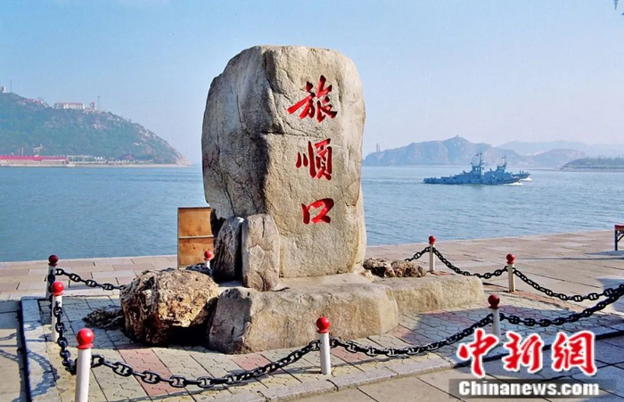 建于1893年的老铁山灯塔,恰好是黄海和渤海天然分界线,每当夕阳隐去