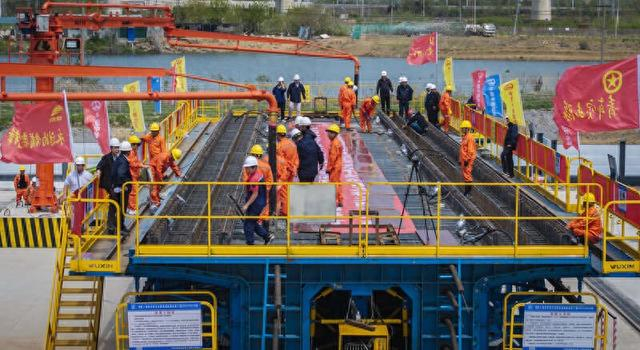 制梁作业现场。马立/摄