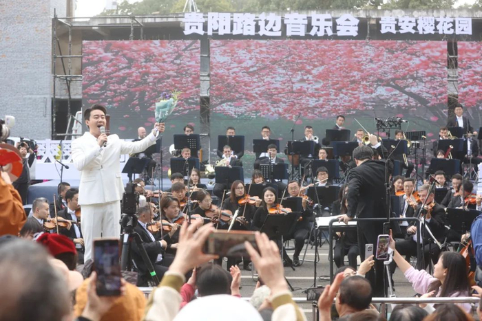 当天,张英席,殷秀梅两位"国家队"专业歌唱家与贵阳市交响乐团共同演出