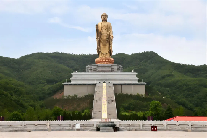 星云大师更是亲自题词:世界第一中原大佛!