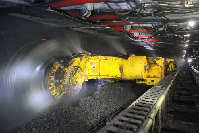 潞安化工集团新元公司5G+智能化综采工作面。受访者供图