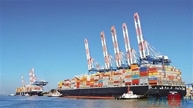 2023 年,厦门港全年完成集装箱吞吐量 1255.