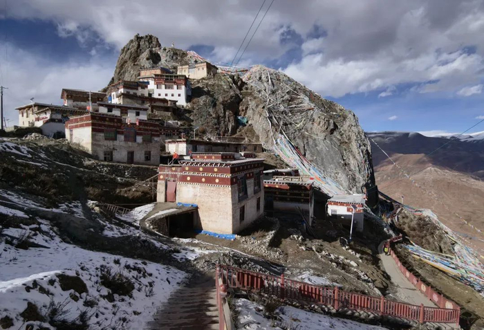 住持喇嘛被尊称为"孜珠活佛",现任住持为丁真祖普俄色活佛.