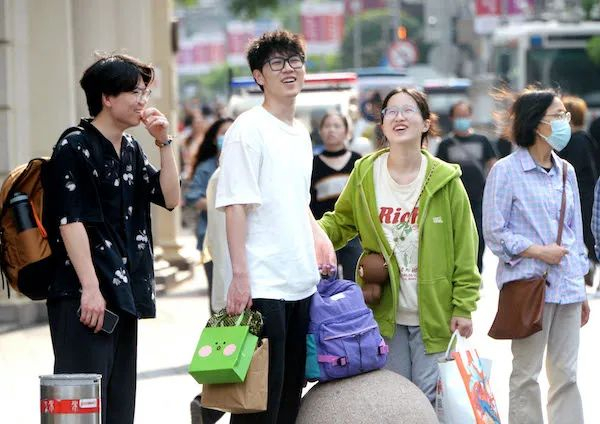 五五购物节，南京路商圈购物消费人气旺 资料图