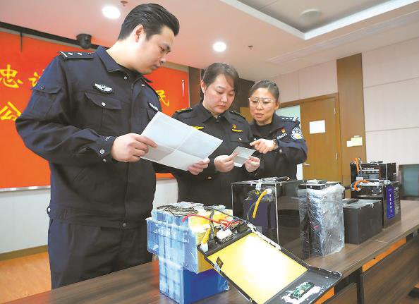             收缴的部分假冒伪劣改装电动自行车电池  本报记者  张龙  摄          