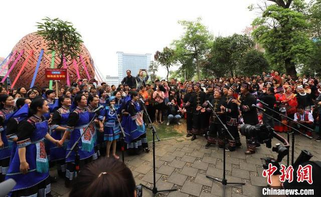 4月10日，广西大化瑶族自治县举办山歌拉歌比赛。图为比赛现场。黄晗 摄