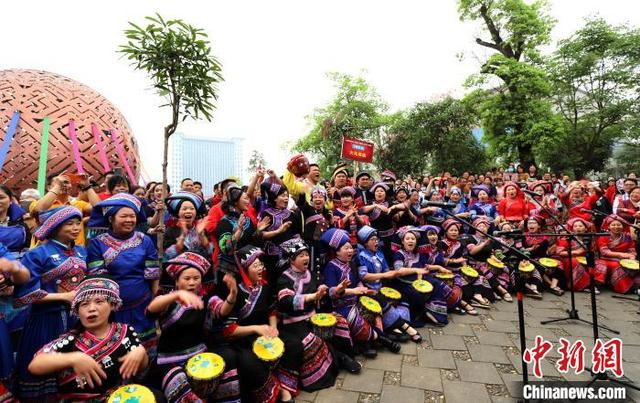 4月10日，广西大化瑶族自治县举办山歌拉歌比赛。图为比赛现场。黄晗 摄