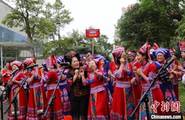 4月10日，广西大化瑶族自治县举办山歌拉歌比赛。图为比赛现场。黄晗 摄