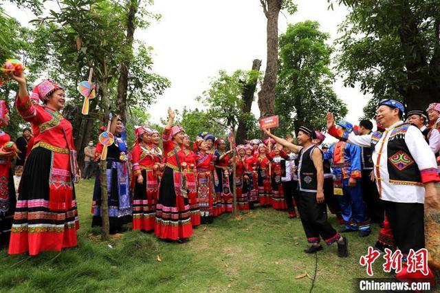 4月10日，广西大化瑶族自治县举办山歌拉歌比赛。图为比赛现场。黄晗 摄