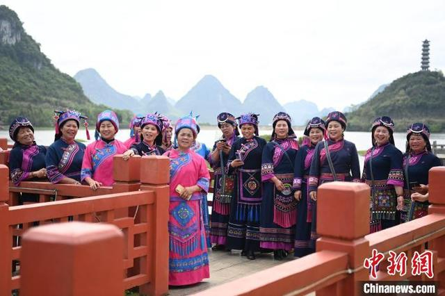 近日，在广西罗城仫佬族自治县，山歌爱好者聚集在成龙湖公园走坡广场，唱响山歌。蒙增师 摄