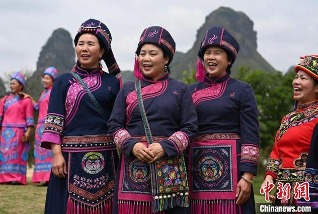 近日，在广西罗城仫佬族自治县，山歌爱好者聚集在成龙湖公园走坡广场，唱响山歌。蒙增师 摄