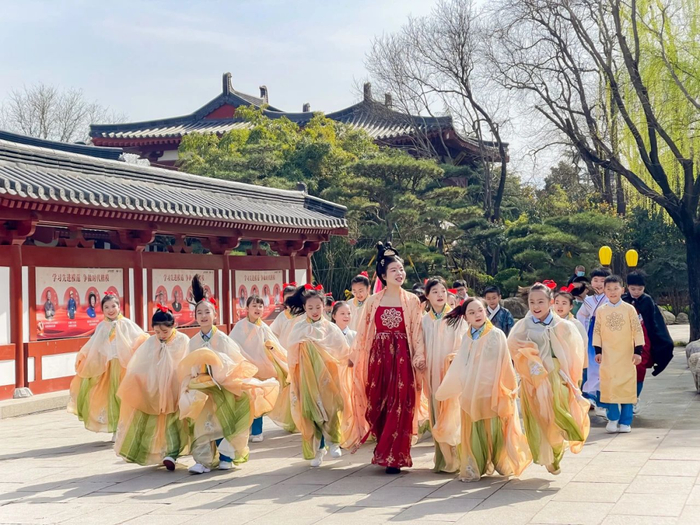 华清宫第二届"上巳花神节"于4月11日正式启动,诸多西安汉服爱好者在上