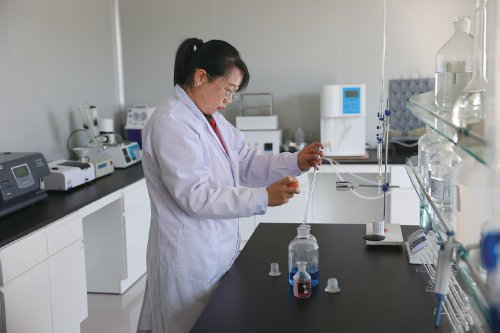 　　内蒙古驴哥乳业有限公司工作人员在检测驴乳成分。　资料图