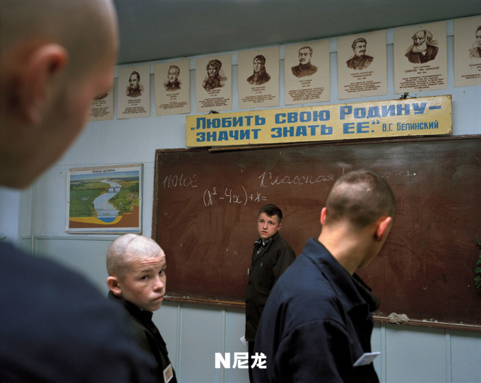 彩色的寂寥俄罗斯青年的旋转门