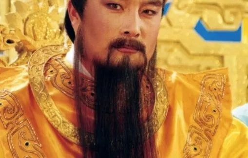 玉皇大帝作为道教神话中众神的领袖,威严一定要有,不仅从外形,最重要
