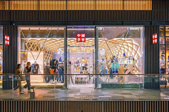 国产运动品牌的2023应对过气过剩成主旋律