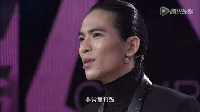 萧敬腾玩音乐剧冒雨也要去看