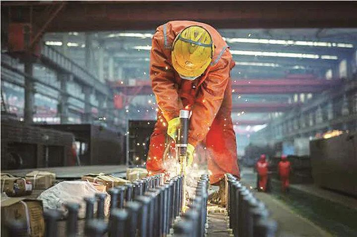 工人正在安装大桥钢板梁剪力钉。