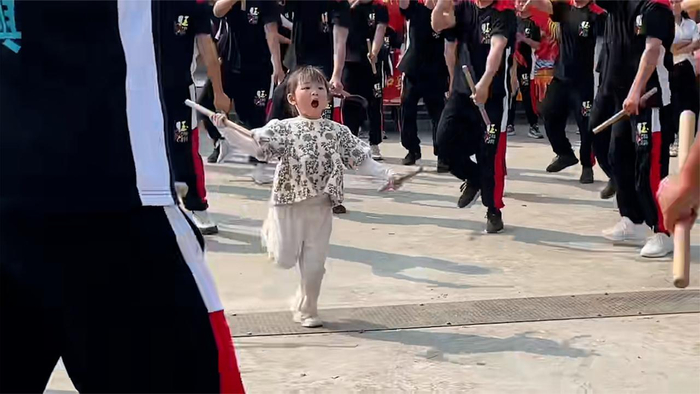 5岁英歌舞小女孩再亮相 与英歌队一起表演自信满满可爱又有气势