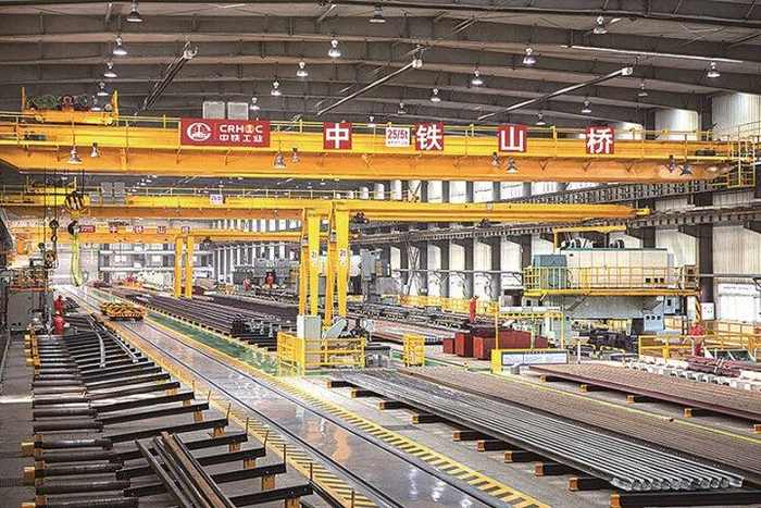 中铁山桥建成了国内首家铁路道岔智能制造示范工厂。