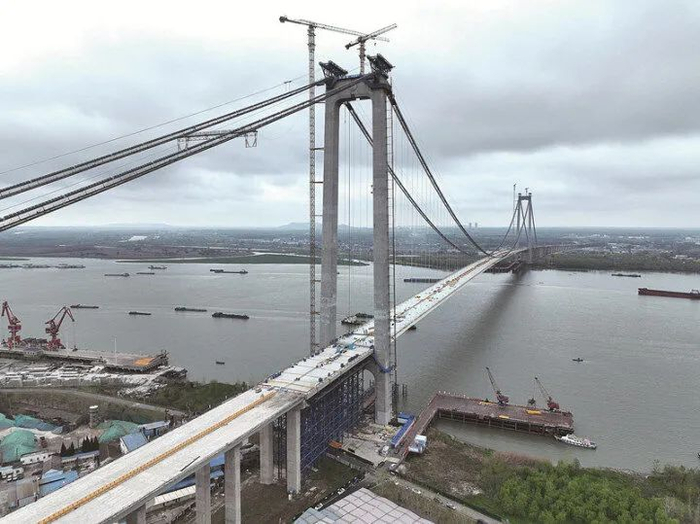 4月3日，中铁山桥承制的世界级跨江工程龙潭长江大桥主桥成功合龙。