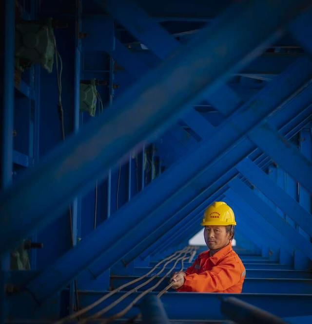 工人在现场工作。吴怀球/摄