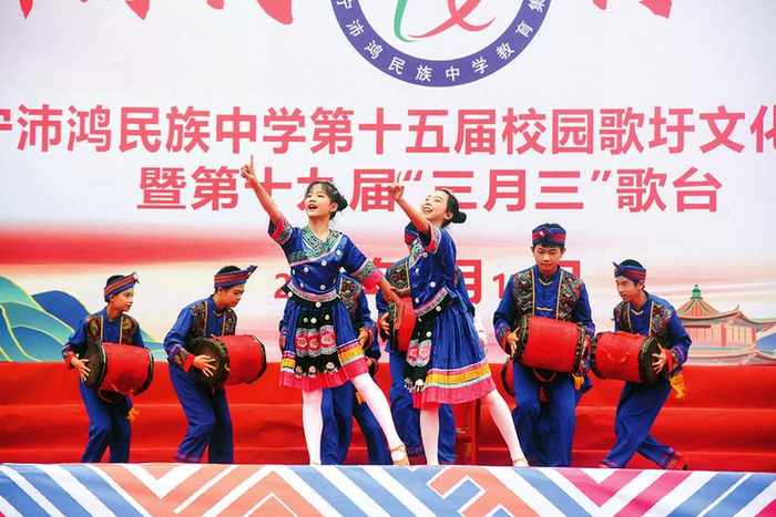 石榴结籽一家亲 民俗风情满校园|南宁市|广西|三姐的歌万人和_新浪