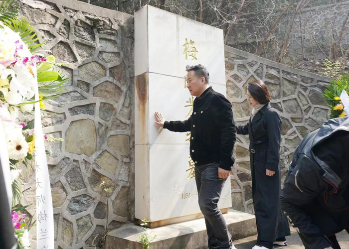 香山响起梨花颂北京京剧院祭扫梅兰芳梅葆玖梅葆玥墓地