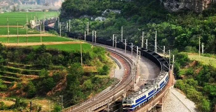 "四纵"为南北同蒲铁路,太焦铁路,郑太高铁和大西客专