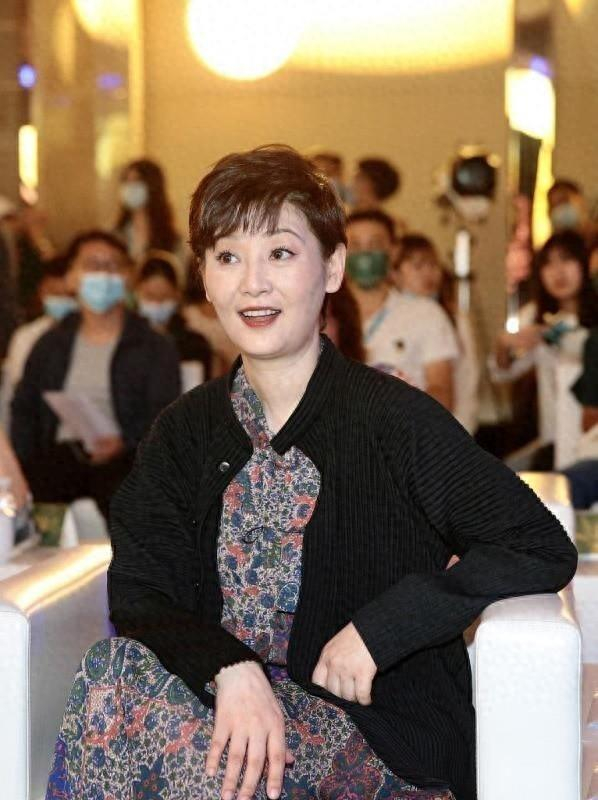 徐帆不愧是冯小刚的老婆,穿黑外套 碎花裙 短发亮相,洋气又减龄|徐帆
