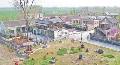 西陈村景色.秦 杰摄西陈村村民带孩子在村里游玩.
