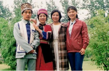 英儿在听谢烨讲述她和顾城的爱情时,心里就暗自较劲:"自己无论相貌