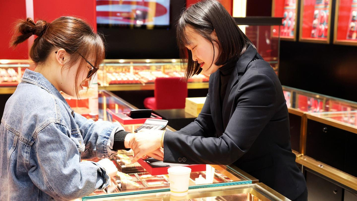 实探黄金品牌店聚集地秤已宕机店员手都哆嗦