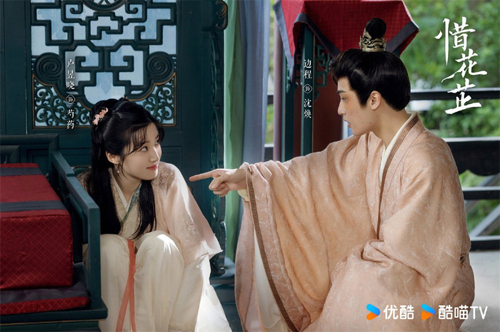 两个小可爱，互动有点甜。