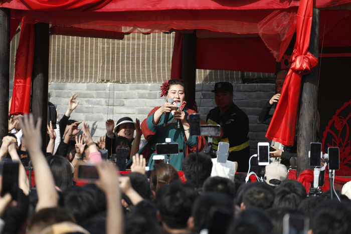 2024年3月30日，河南开封万岁山武侠城景区，主持人“王婆”现场挑选游客登台。 中新社记者 阚力 摄