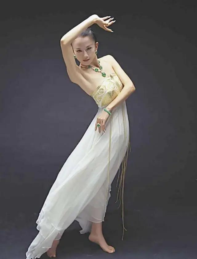 杨丽萍仙气全无指甲也剪了常年吃花瓣水如今65岁拄拐杖出行