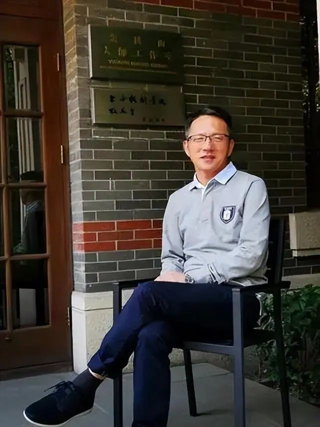 高校院长在校内被车撞倒去世|院长|广西民族大学_新浪新闻