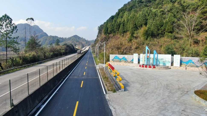 图片说明：县道X383线完成升级后的沥青路面。