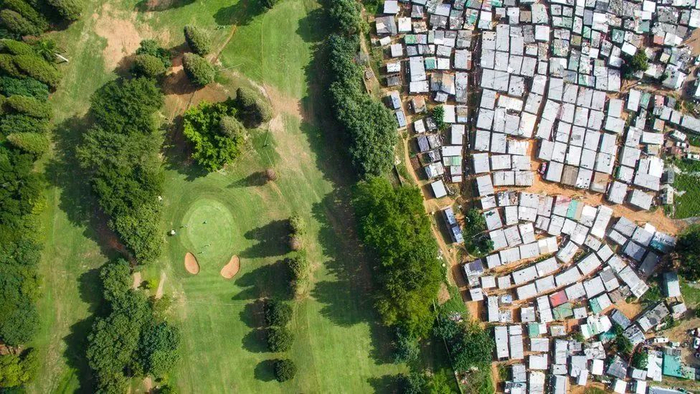 南非德班的高尔夫球场与居民区，图源：Johnny Miller，转自BBC