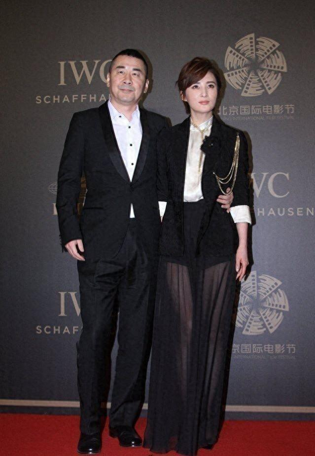 蒋勤勤与陈建斌同框带火了一种新穿法上身去开会下身去夜店