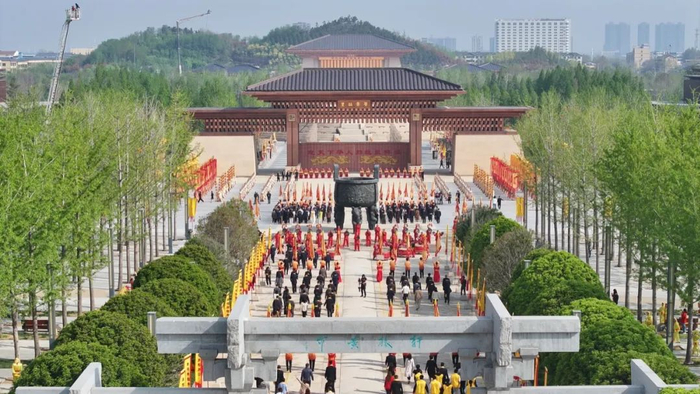 大家整肃衣冠,佩戴黄帝丝巾,进寻根门,经系祖坛,上轩辕桥,过故里祠,观