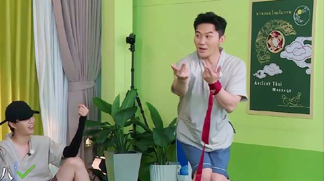 李晨抽取动作牌,姿势叠加难以活动,直呼臣妾做不到!