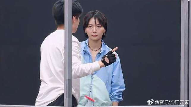 周笔畅跳钢架卡主,蒋璐霞在线教学,太丝滑了