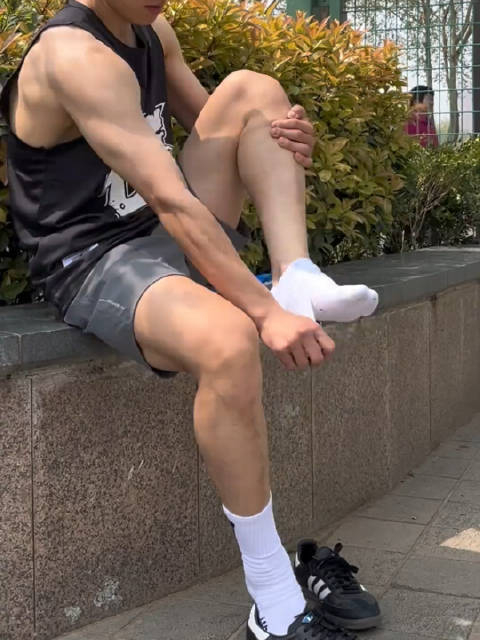 换鞋打球的男孩子