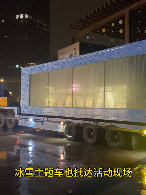 五辆龙江游礼车抵达第二站上海市正大乐城徐汇店今天下午不见不散