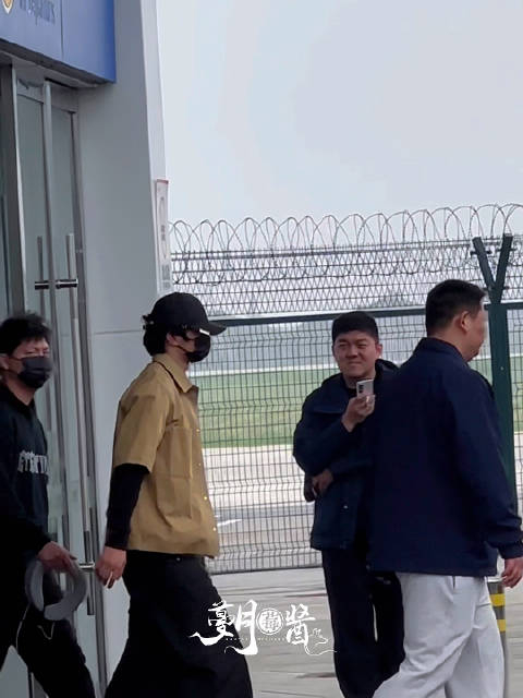 刘耀文到达荆州长腿就是适合工装裤期待今晚荆州电影节上的演员刘耀文