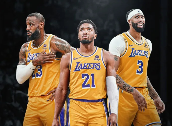 湖人拍摄全队大合影:佩林卡c位詹姆斯笑场 明日战灰熊伤情公布