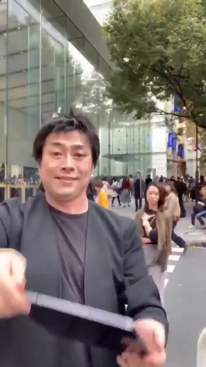 岛国天才魔术师内田伸哉利用pdpro表演街头魔术